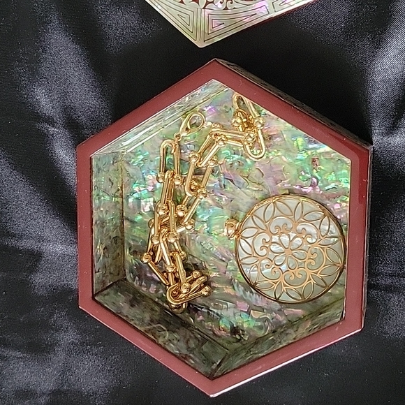 Stunning Mother of Pearl jewelry box. - Picture 6 of 8